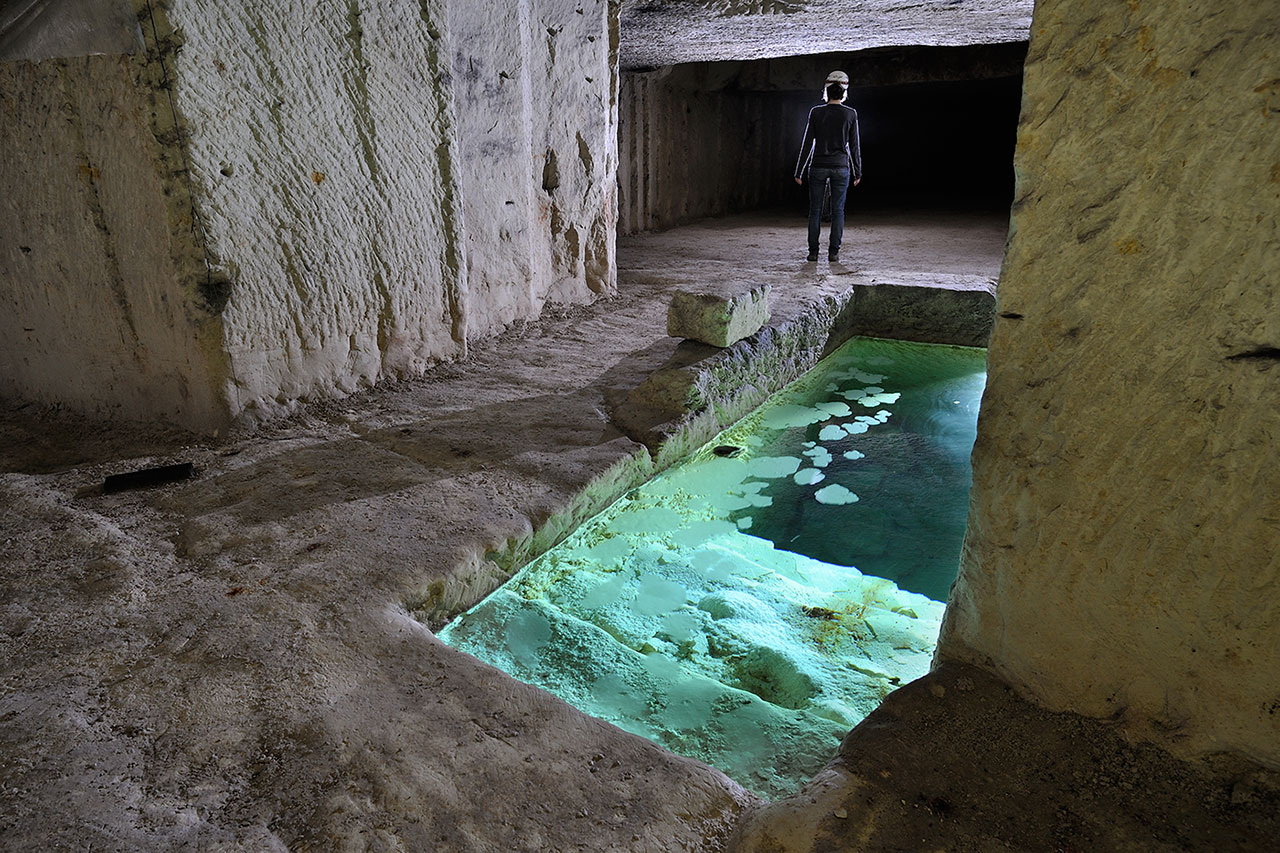 Bassin avec un petit escalier - carrière souterraine de craie, Île-de-France