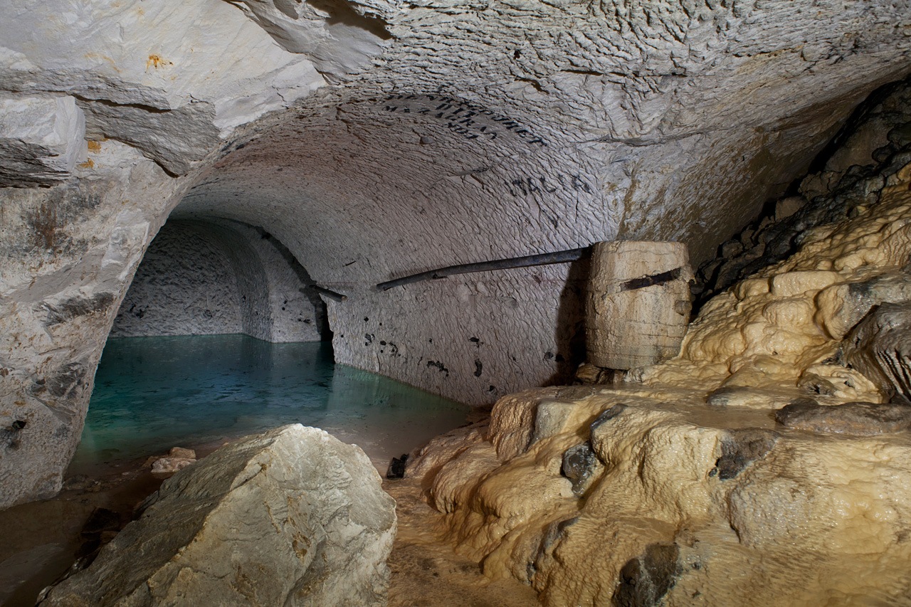 Tonneau concrétionné - carrière souterraine de craie, Île-de-France