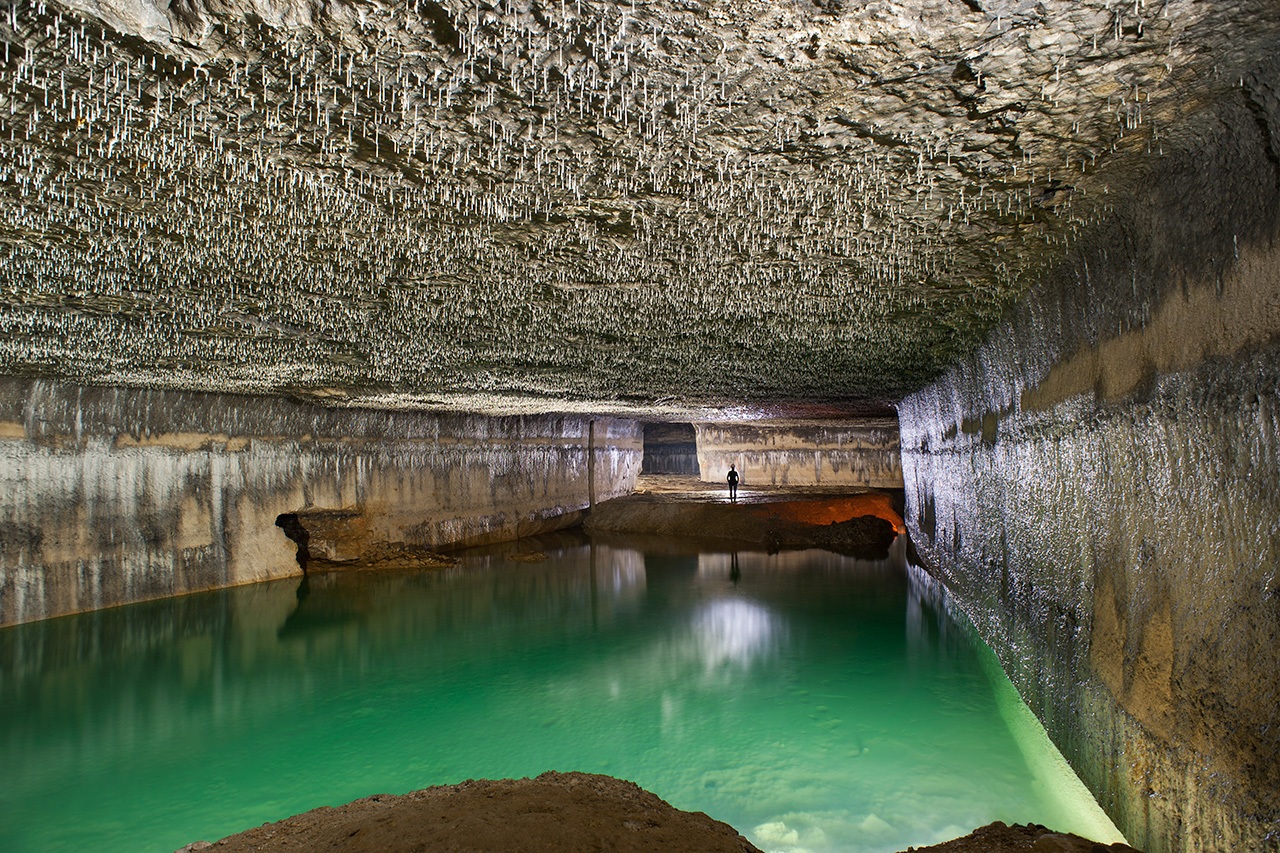 Tonneau concrétionné - carrière souterraine de craie, Normandie
