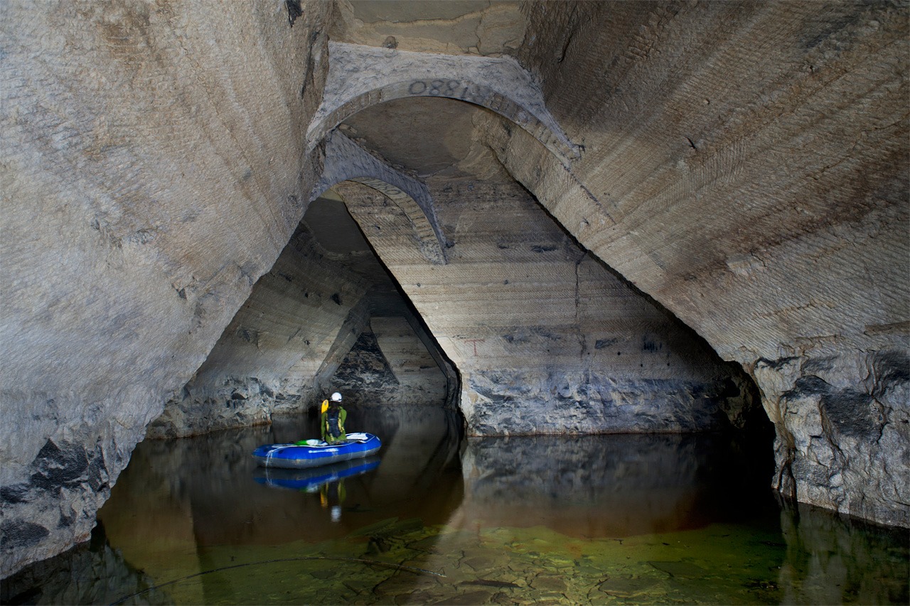 Lacs, bateau et arches - carrière souterraine de gypse, Île-de-France