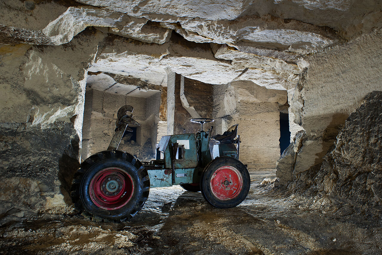 Tracteur, carrière souterraine de calcaire.